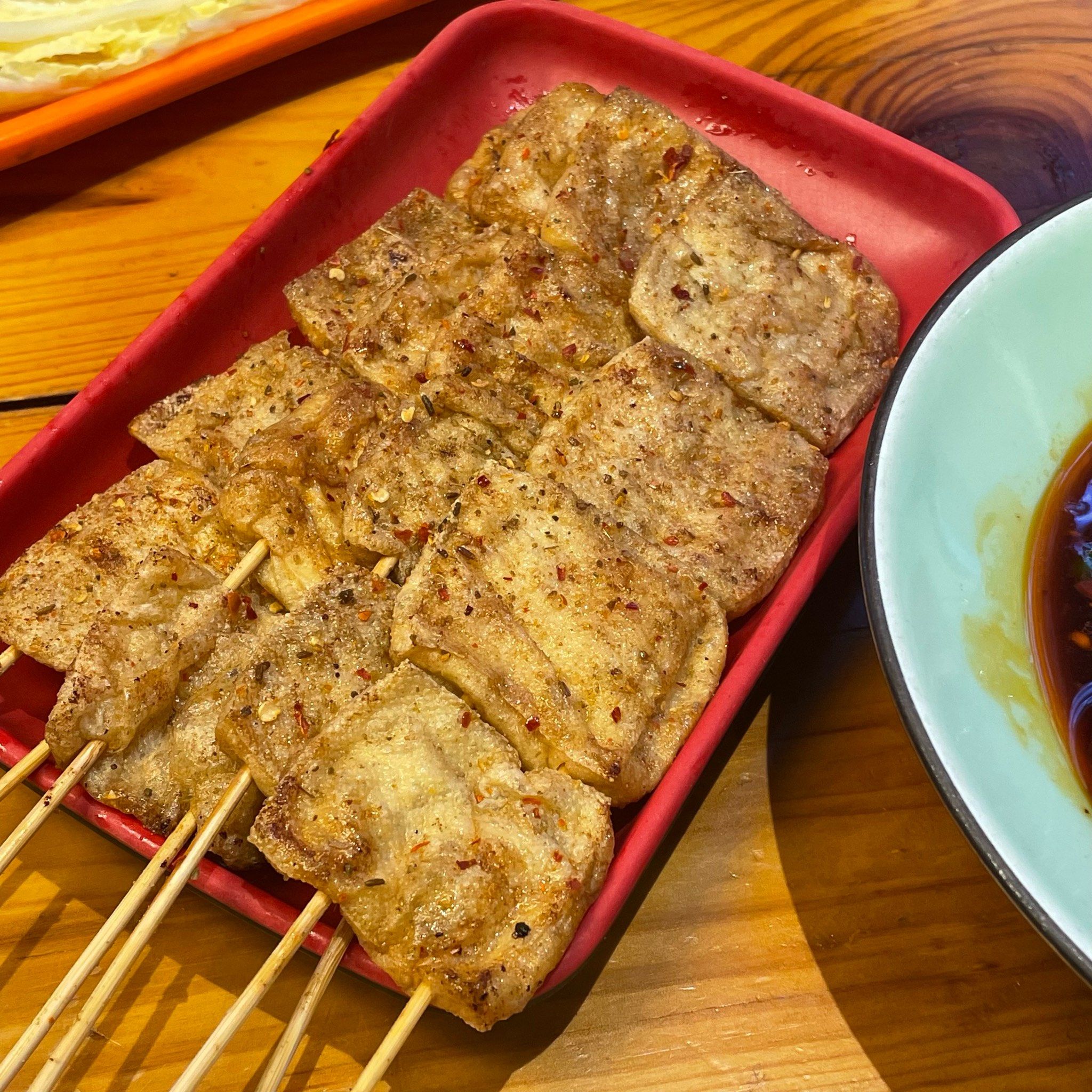 个 鸡爪也超级好吃 真的很推荐
这个豆腐串也很好吃