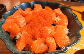 Salmon Donburi with Angled Cut