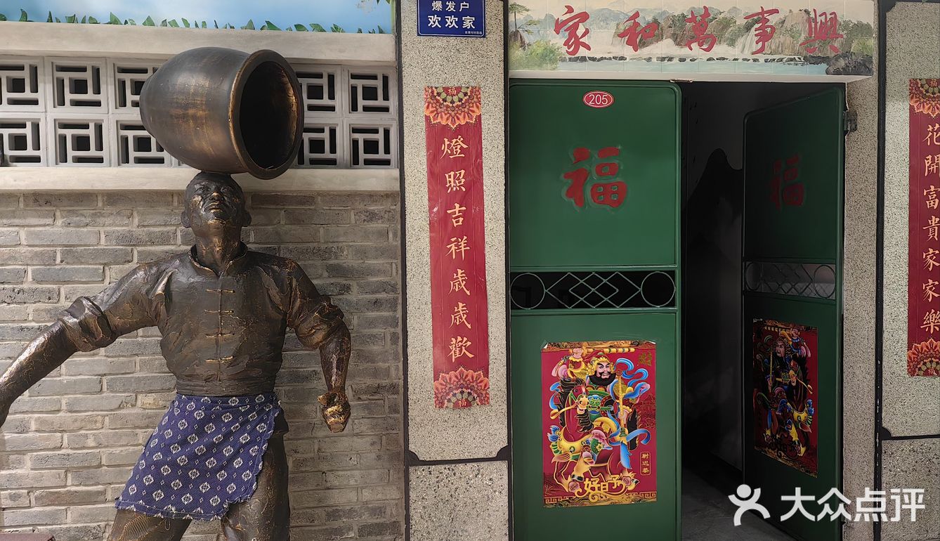 都是丹东80年代的街头旧景，和丹东代表性的企业标牌