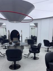-一家只做男发烫染的店