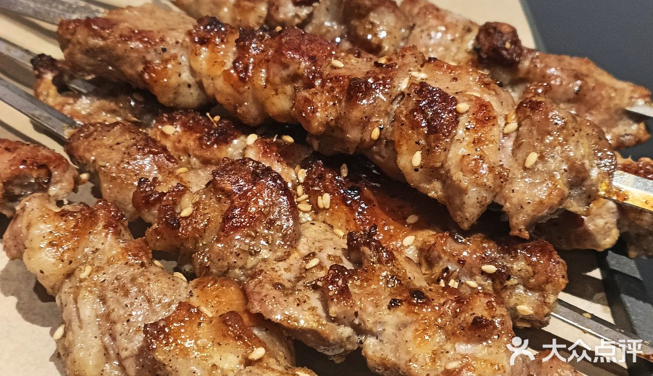 羊肉包子桌上摆!