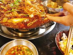 往蘸料里加汤-鸿顺老铁锅美蛙鱼府(解放碑店)