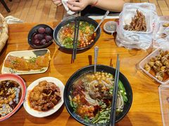 -爆炸头阿姨小四川正宗川味小吃(无任何分店)