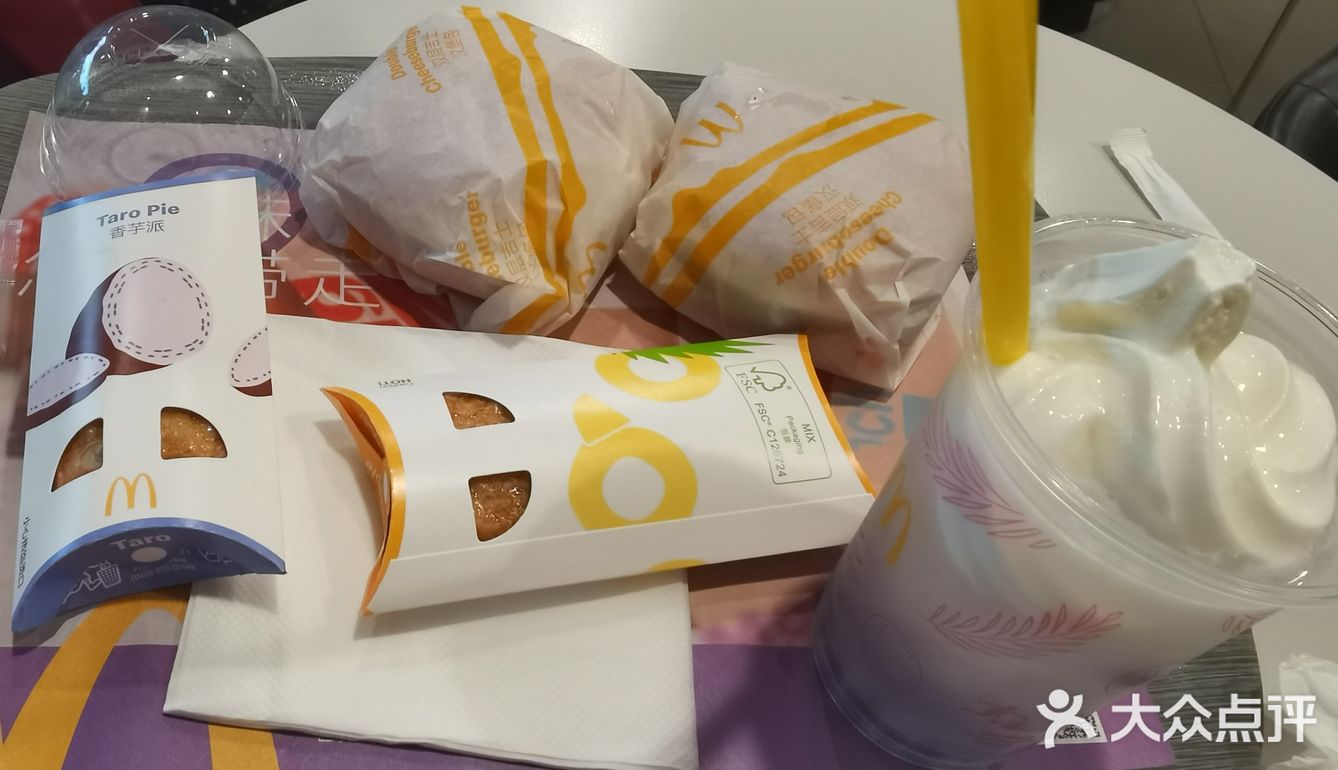 2，12元的套餐也很优惠了，一个汉堡包加一个派