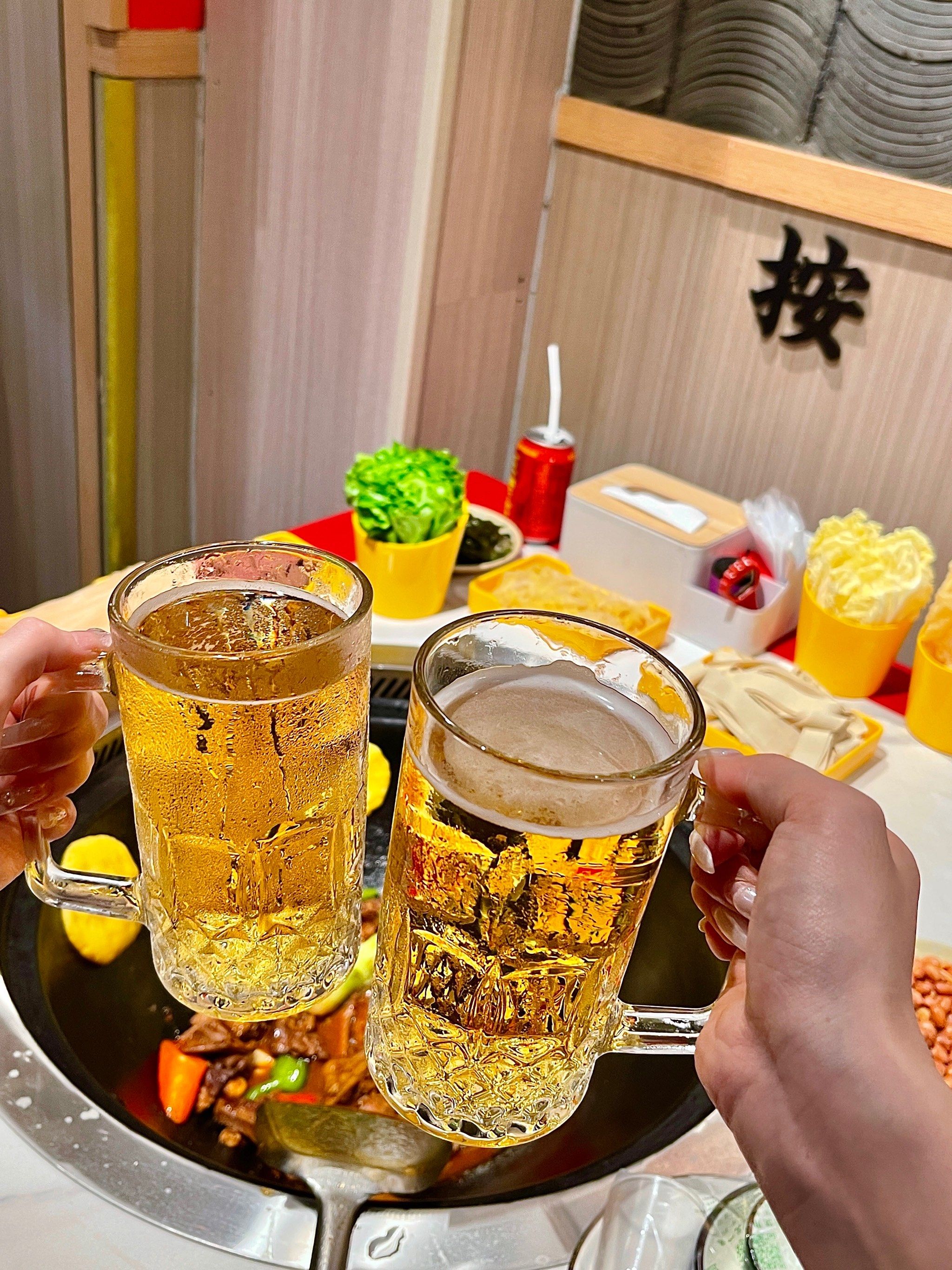 这家店一圆一杯的啤酒超过瘾!