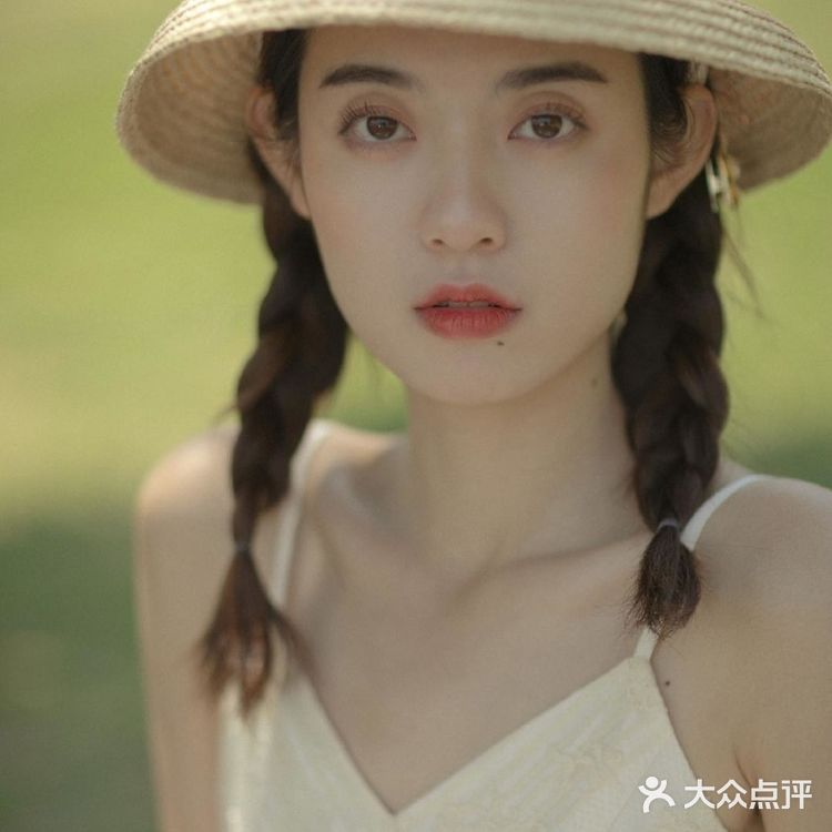 电影《情人》的女主角既视感
