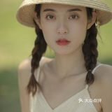 电影《情人》的女主角既视感