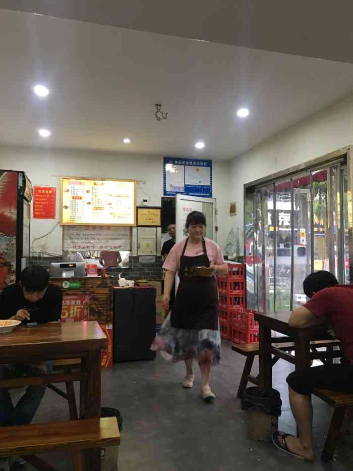 岐山擀面皮"在旺庄路上春星小学对面的小吃店开了很多年.