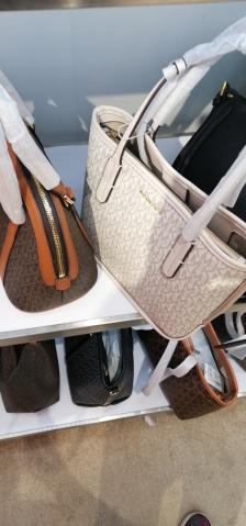 maitane kalos-"店员说是小mk,还以为是mk打一折,毫不.