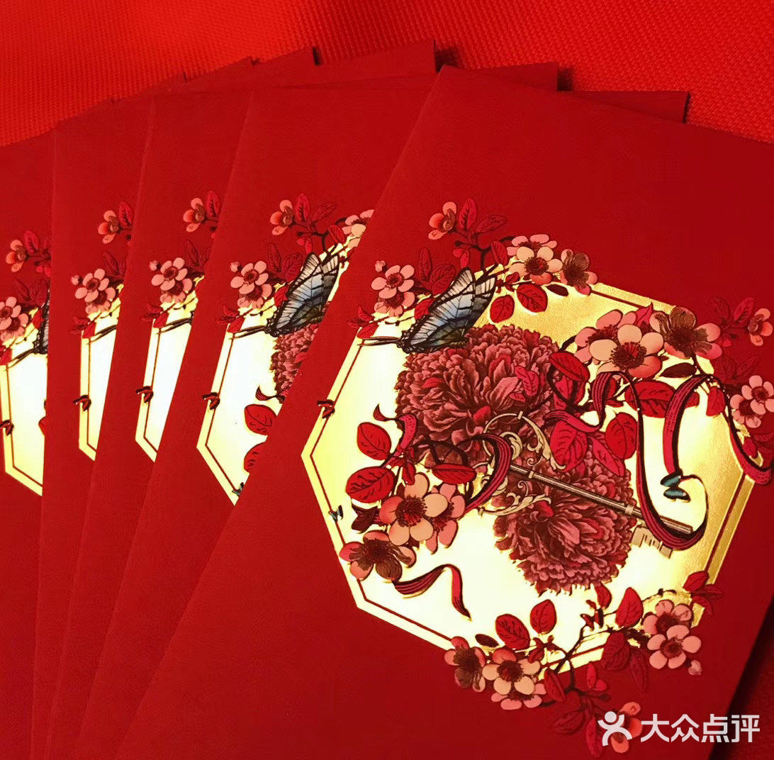 看花瓣就知道是什么颜色了 口红质地是非常润保湿的
