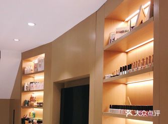 路过此地,看见装修不错的美甲店，心想着肯定会有点贵