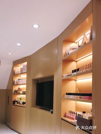 路过此地,看见装修不错的美甲店,心想着肯定会有点贵