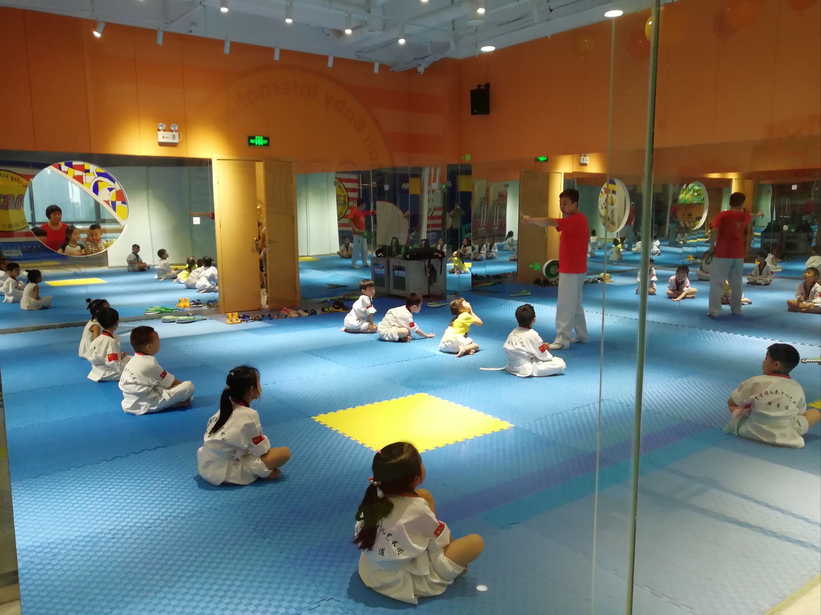 女孩子学习跆拳道