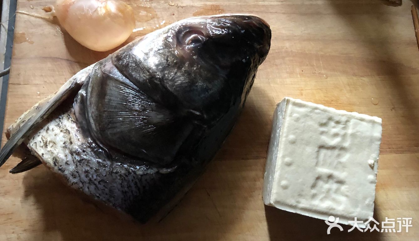 品尝正宗湘西风情的剁椒鱼头