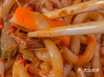 米粉属于细粉，米粉夹起来特别精道吃到嘴里还是很软糯