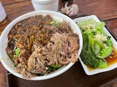 油泼炸酱腊汁肉菠菜面-老陈婆手工面庄