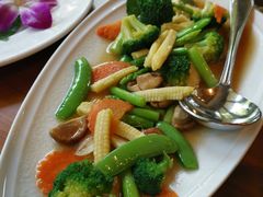 -Chom Cafe and Restaurant