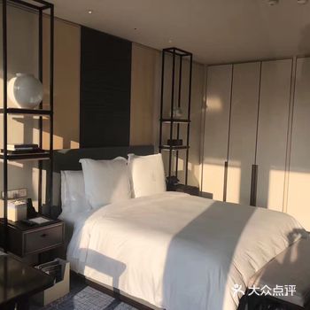 对面就是小超市，需要些简单用品很方便