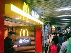 等位区-麦当劳(中山公园龙之梦店)