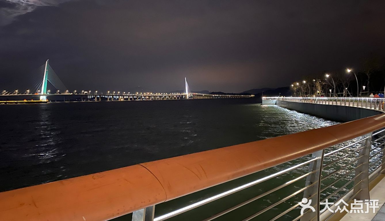 夜色很美，风景也很美，跑步跑累了可以坐着休息一下