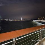 夜色很美，风景也很美，跑步跑累了可以坐着休息一下