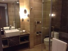 浴室很宽敞-上海松江假日酒店