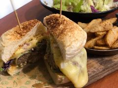 鲜香蘑菇牛肉汉堡-魏斯理汉堡(西安沣东吾悦店)