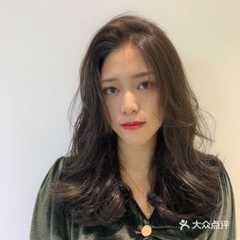 要说今年最流行什么发型和颜色呢