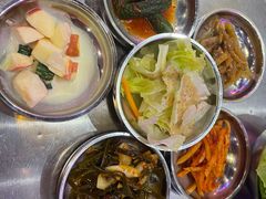 多种韩式小菜-豚豚家돈돈가韩国锅盖烤肉(新北万达店)