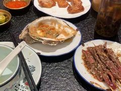 -何妹湿辣牛肉·粤式烧烤砂煲(桂雅路店)