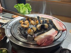 -围炉肉舍•炭烤活鳗•丹东海鲜烤肉(步行街店)