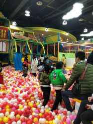 -维佳童话镇演出现场(徐东店)