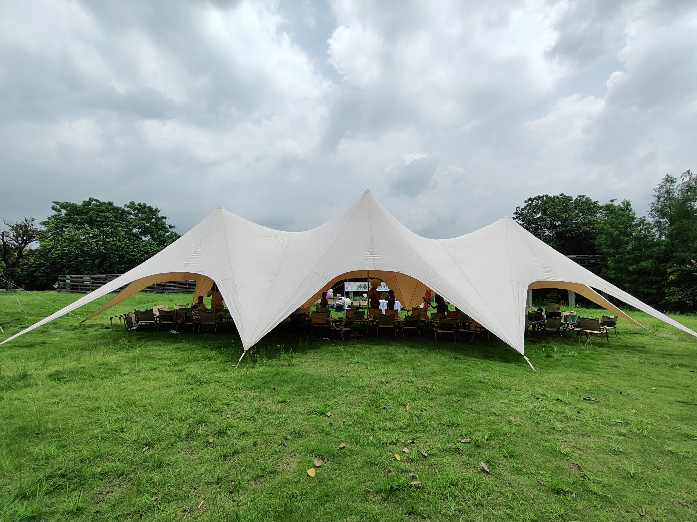 同时装饰现场的作用～
帐篷派对布置,宴会布置,户外活动布置,均可