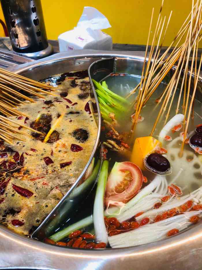 巷子口火锅串串-"听说这家的味道不错,就和同事一起来了,环.