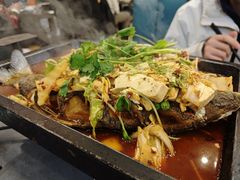木屋秘制炭火烤鱼-浔味·山屿湖·正宗淳牌全鱼宴老字号