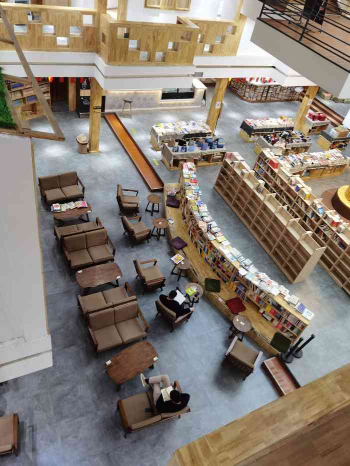 粱实书店-"很安静的一个书店,我个人很喜欢.比起开."-大众点评移动版