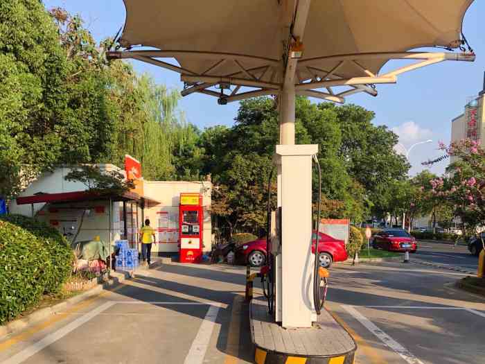绿岛加油站(运河西路站)-"汽车没油了,下班顺路过来加个油.这个加.
