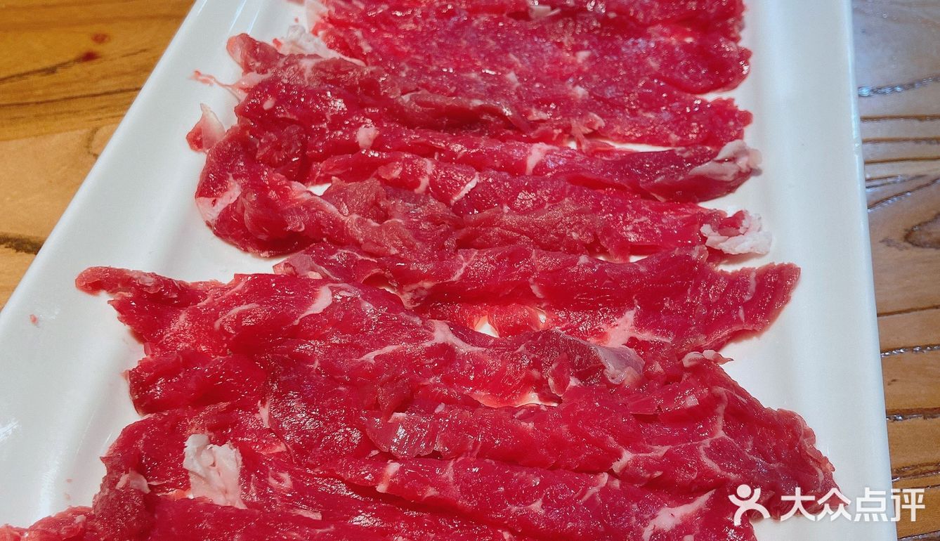 热气腾腾的牛羊肉火锅，谁能不爱呢！ 
