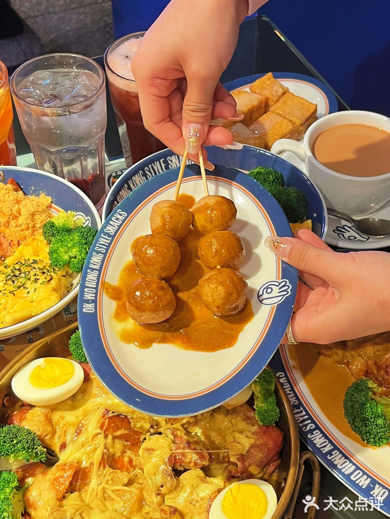 分量挺大的，上面铺了一层可以拉丝的芝士