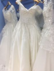 -觅白婚纱礼服馆