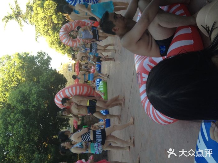 热带风暴水上乐园休息区图片