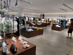 -URBAN REVIVO(高德置地广场·春广场店)