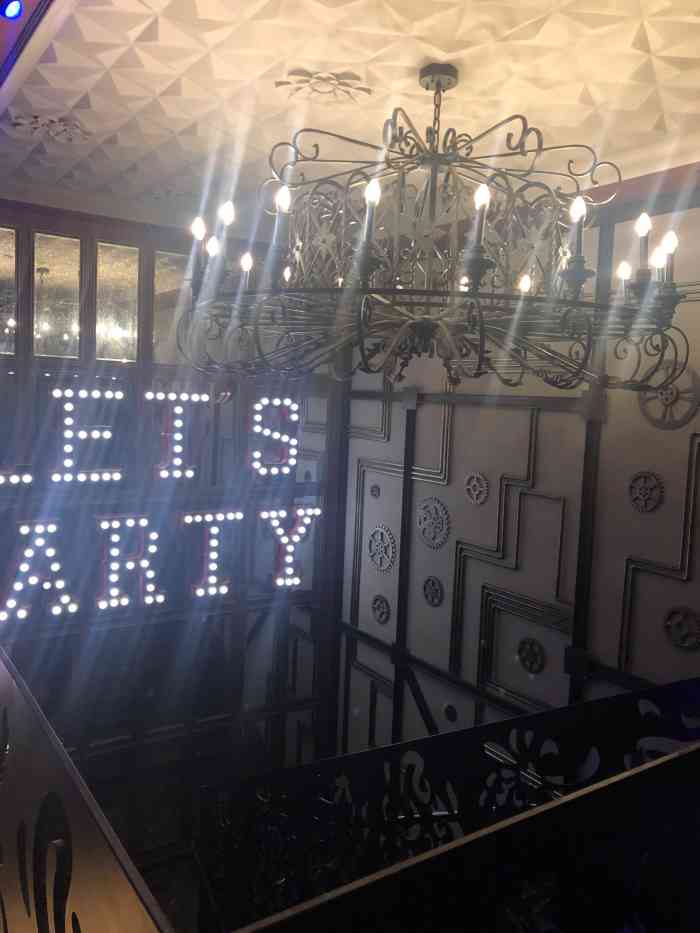 好乐迪(紫荆广场店)-"包了4个小时,唱到3个小时,连续停了2次.