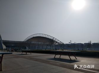 马路上人人戴着口罩，流量也不是很多