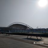 马路上人人戴着口罩，流量也不是很多