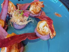 煎虾配紫薯泥薯片及姜味柠檬汁-AZUL by FUEL蓝色·法式酒馆(琶醍店)