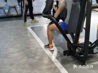 健身房是新开的，器械设备都还非常新；看保洁阿姨也擦洗