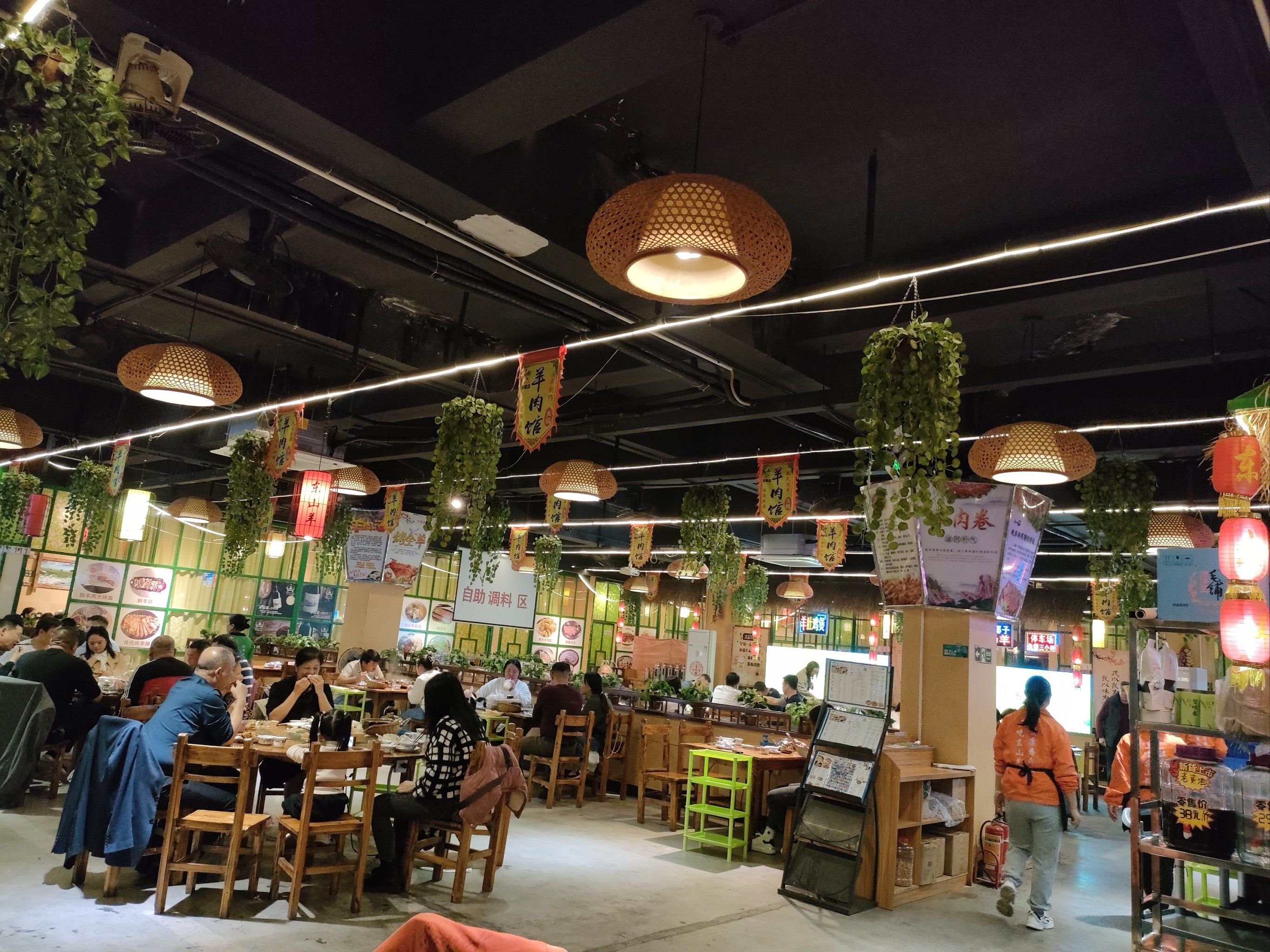 海南东山羊火锅人气旺旺,好吃[呲牙]