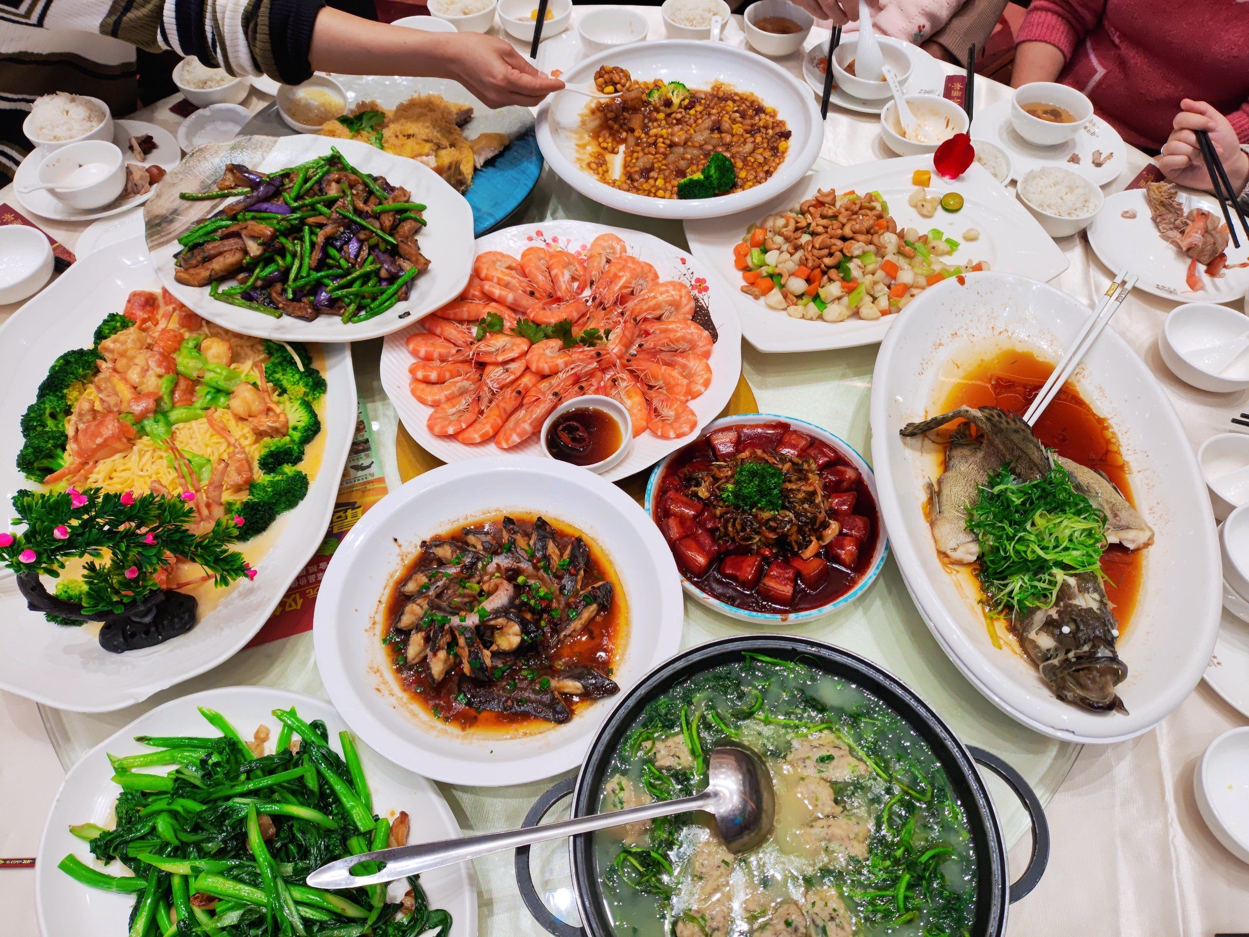 满桌佳肴好满足