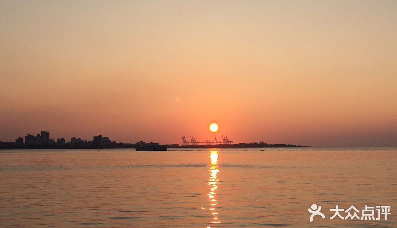 刚好在夕阳的余晖下淡水河边很美啊再逛逛淡水老街